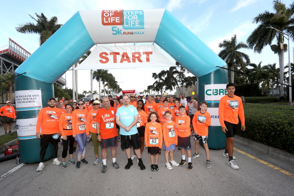 GiftOfLife_race start with donor Tory Foster and recipient Peter Grehlinger in middle_web.jpg